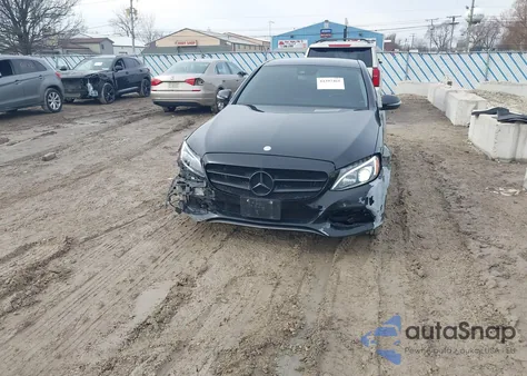 2017 Mercedes-Benz C 300 4Matic z USA, uszkodzony, nr VIN 55SWF4KB8HU193640